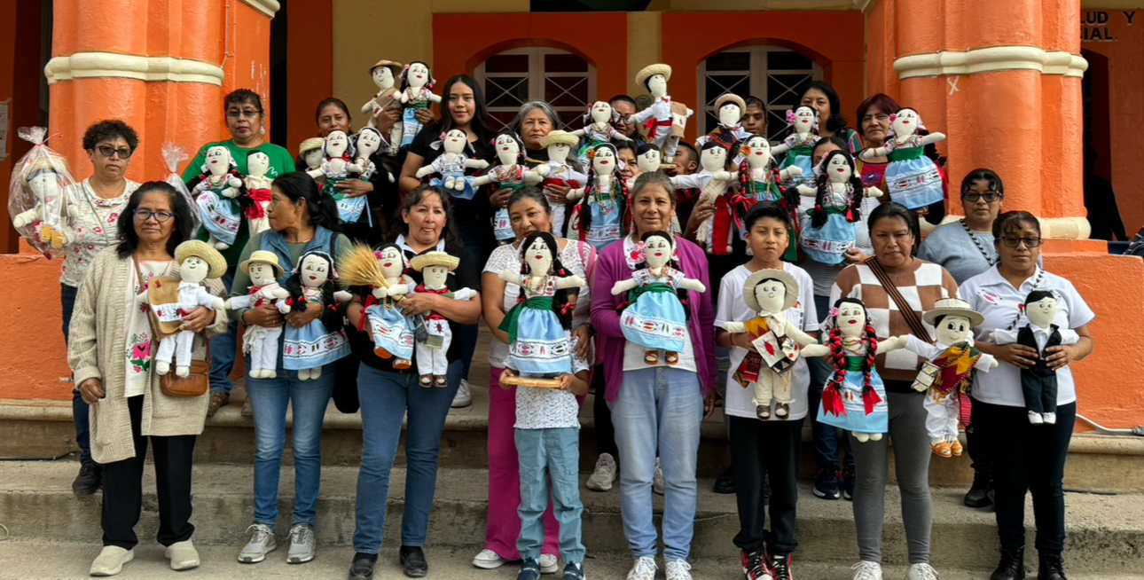 Con elaboración de muñeca típica para rescate cultural