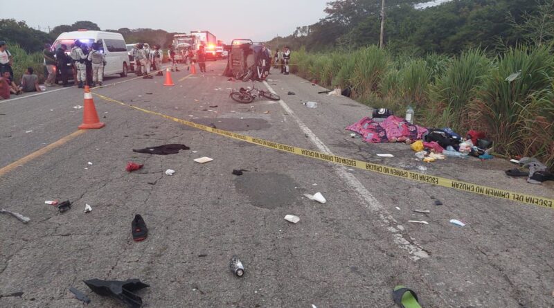 Accidente carretero deja 19 migrantes heridos,  2 pierden la vida