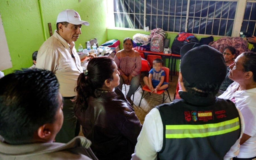 Supervisa Gobernador Salomón Jara atención a personas damnificadas en albergues de Pinotepa Nacional