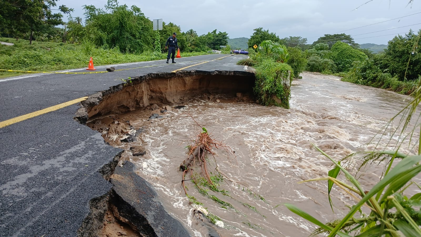 Cerrado el paso en la Carretera Federal 200 a la altura de Puente Mancuernas