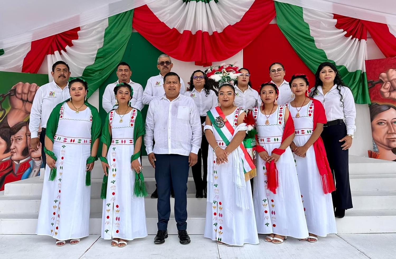 Fiestas patrias en Nochixtlán resaltan la identidad de la población con el vestuario de la América y su coro de Aztecas