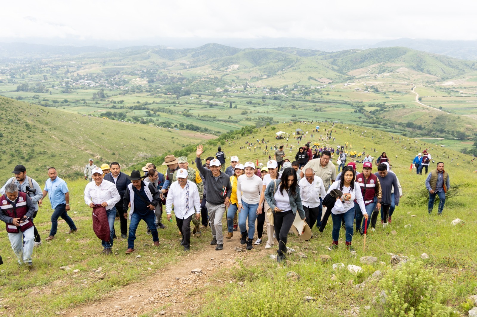 Revitalizan suelos del Polígono de Monte Albán con segunda etapa de reforestación
