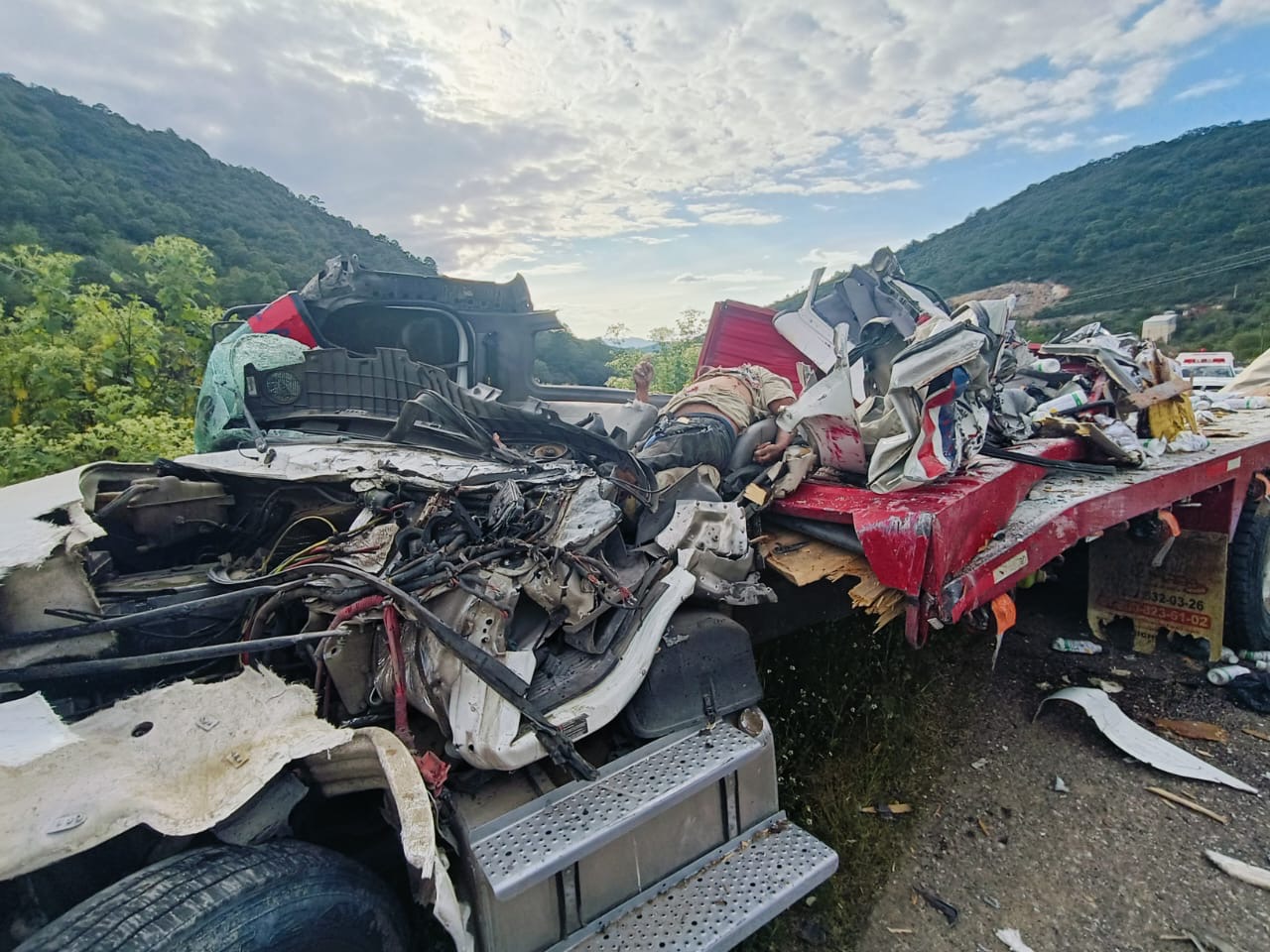 Una persona sin vida y miles de pesos en daños materiales en accidente en Teposcolula