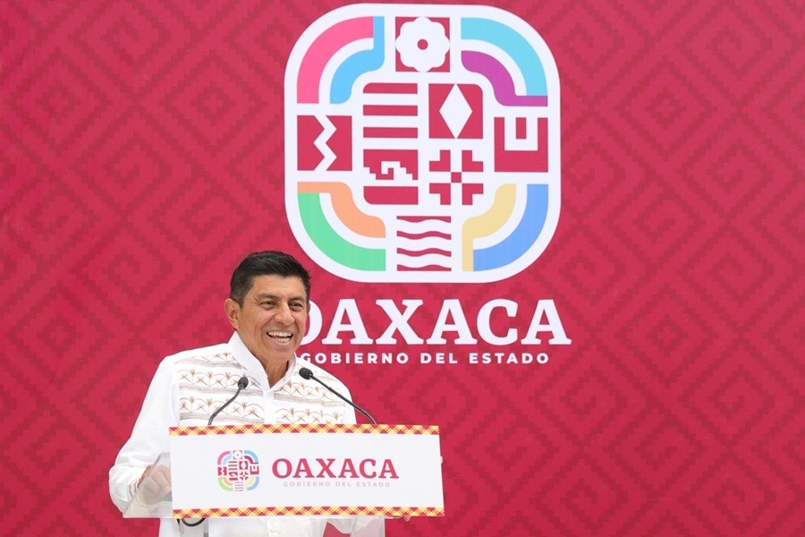 Gobierno de Oaxaca fortalece la educación con entrega de equipos de cómputo para planteles del IEBO